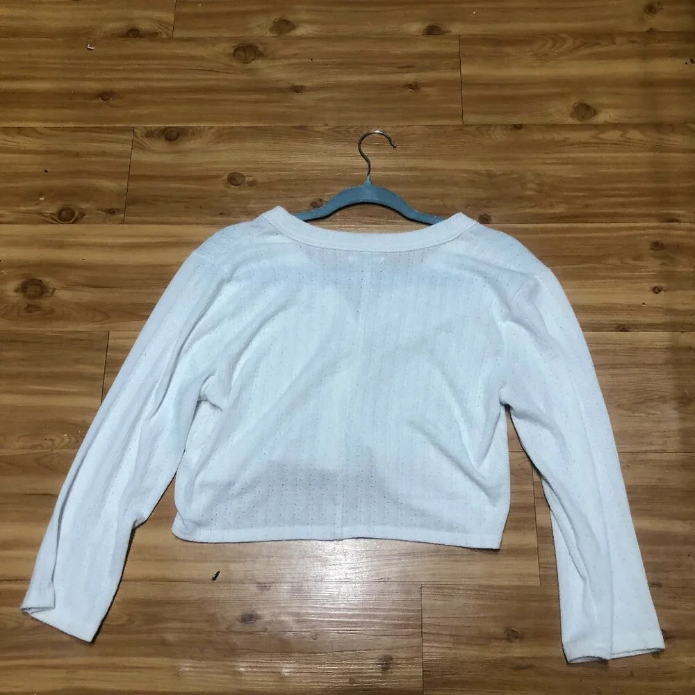 Maurices Urban Outfitters white croopped with ortoise shell buttons Size M - Picture 4 of 6